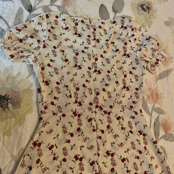 Floral Short Puff Sleeved Dress - Picture 9 of 9